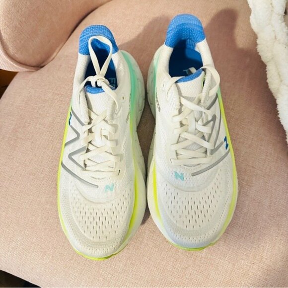 New Balance Women’s Fresh Foam More V4 in White/Cobalt Size 7.5 - Picture 4 of 13